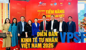 Hình ảnh ghi nhận sự hào hứng của các doanh nhân trẻ trước phiên đối thoại quan trọng (Ông Nguyễn Ngọc Tấn - Chủ tịch CLB Du lịch Doanh nhân trẻ Việt Nam - đứng vị trí thứ ba từ phải qua)