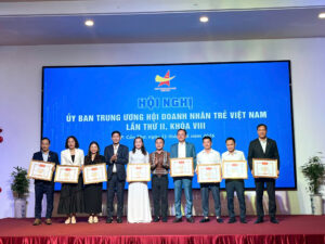 Chủ tịch CLB Du lịch Doanh nhân trẻ Việt Nam - Ông Nguyễn Ngọc Tấn đại diện CLB nhận bằng khen